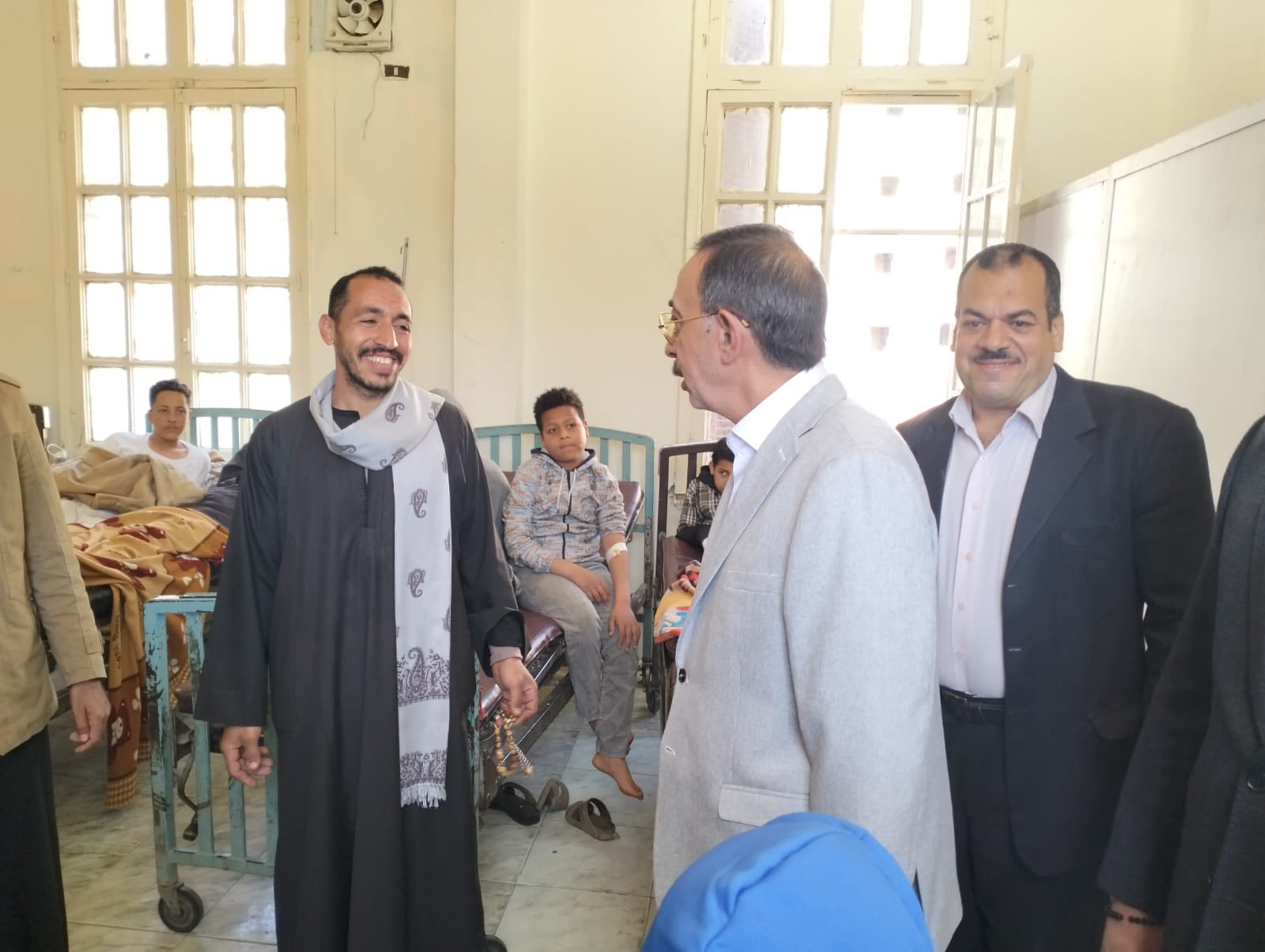 محافظ سوهاج يزور مصابي تسمم البوظة في جرجا.. 61 حالة مستقرة وإحالة البائع للنيابة